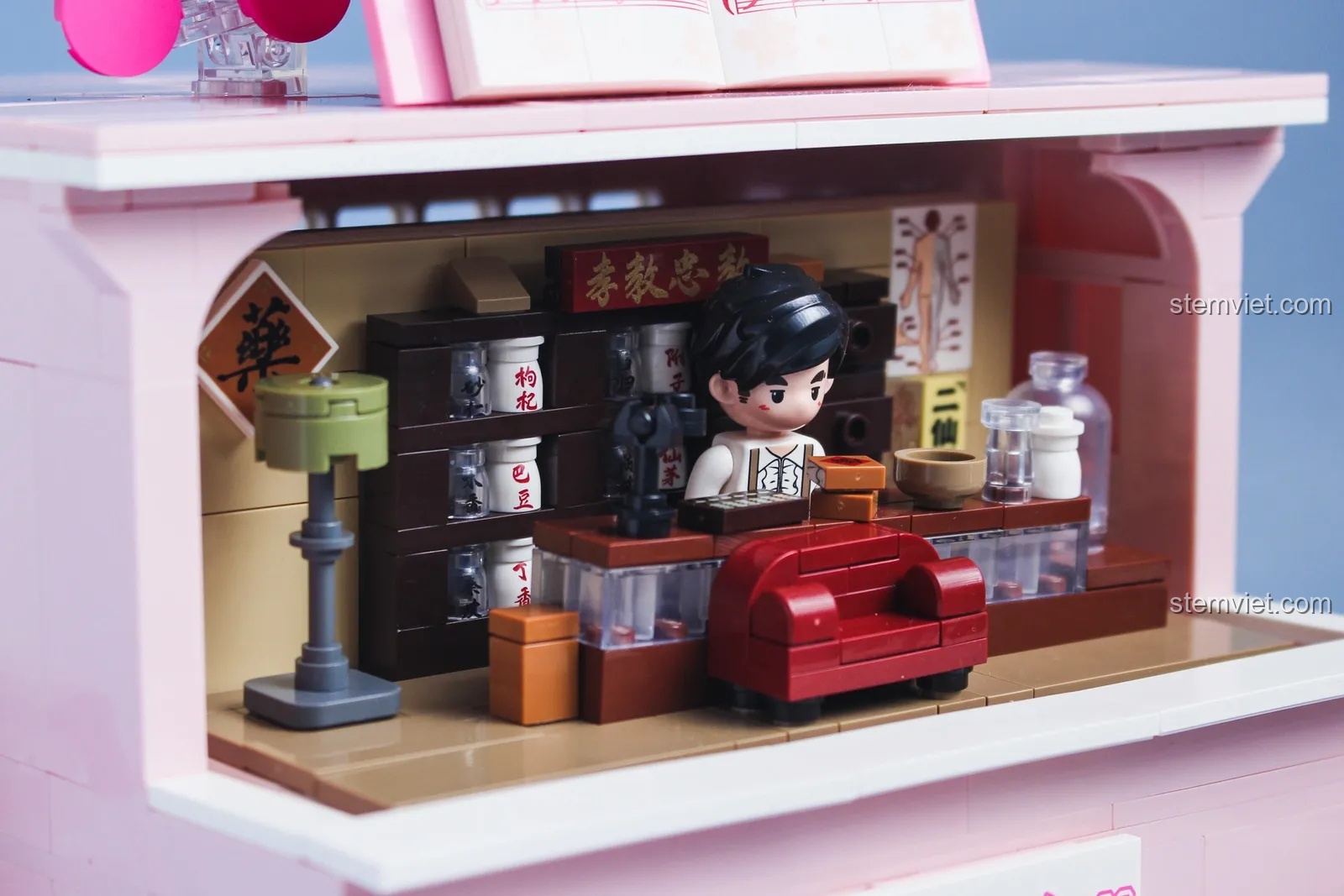 Bối cảnh tiệm thuốc trong MV Bản Thảo Cương Mục của bộ lắp ráp Hộp nhạc Châu Kiệt Luân DZ0155.