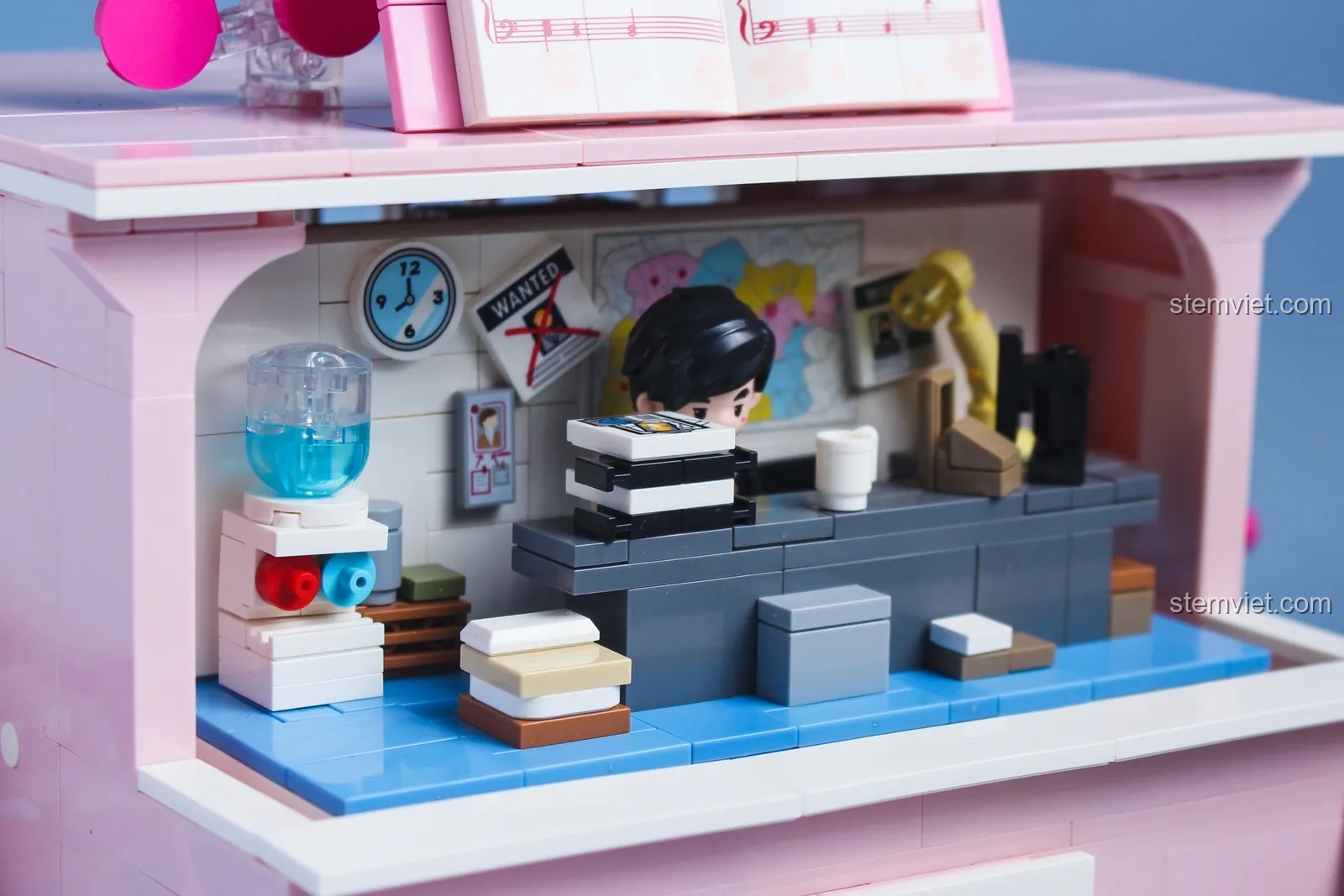 Bối cảnh văn phòng thám tử trong MV Chương Thứ Bảy Của Đêm của bộ đồ chơi Keeppley DZ 0155.