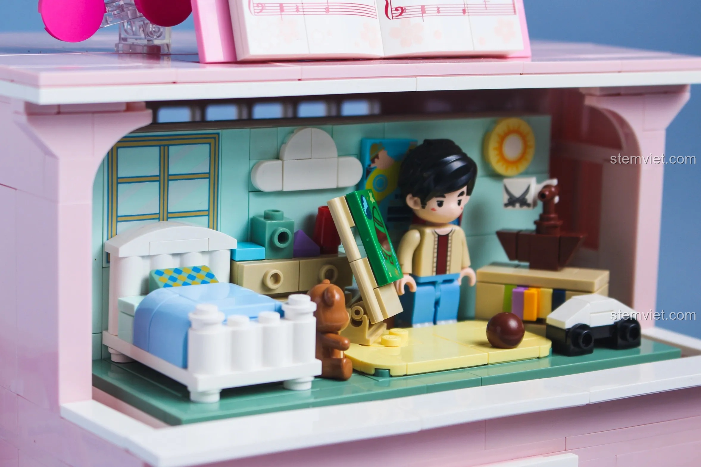 Bối cảnh phòng ngủ trong MV Nghe Lời Mẹ của bộ đồ chơi lắp ráp Mô hình đàn piano xoay Keeppley.