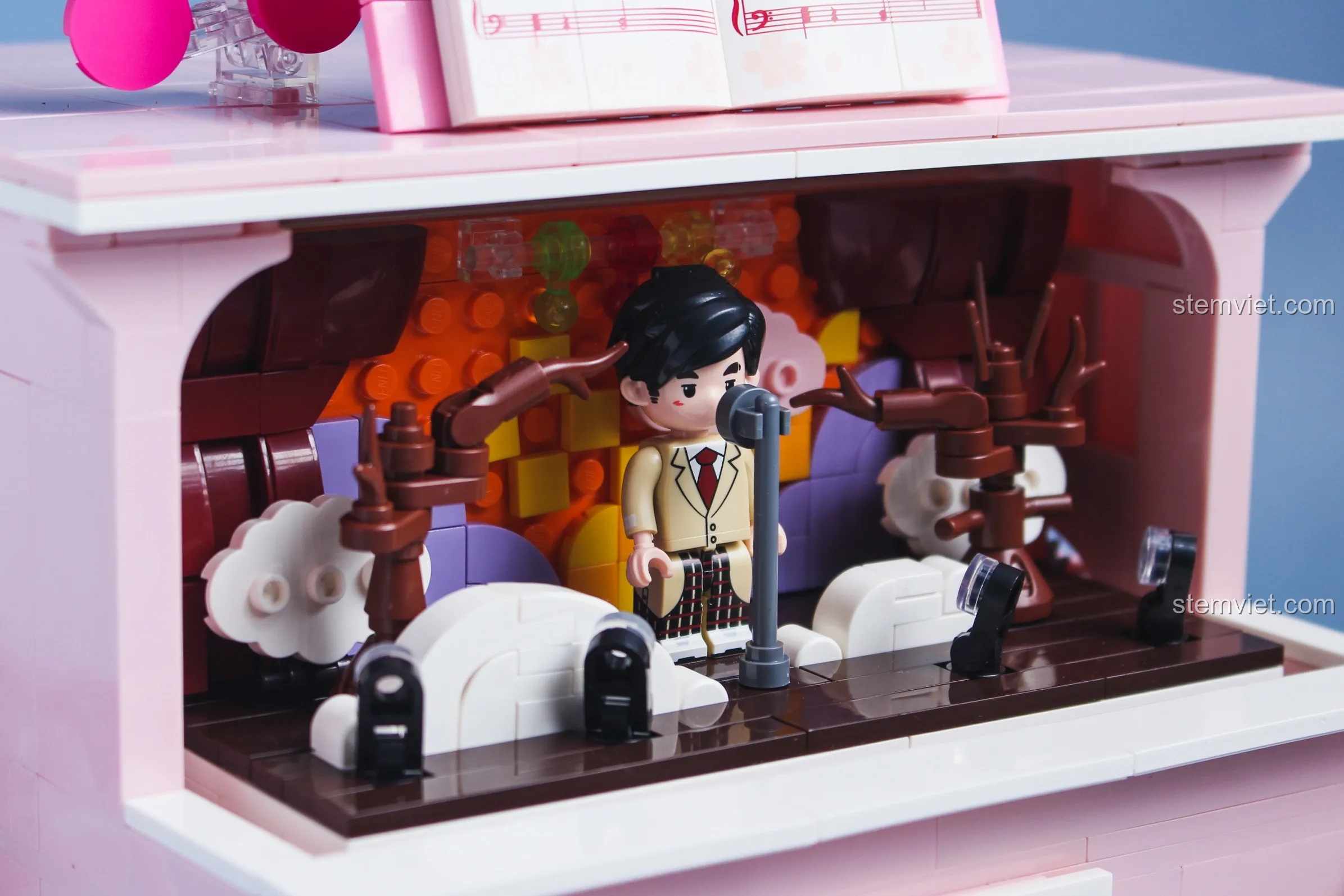 Bối cảnh MV Thiên Lý Chi Ngoại được tái hiện bên trong mô hình đàn piano Keeppley DZ0155.