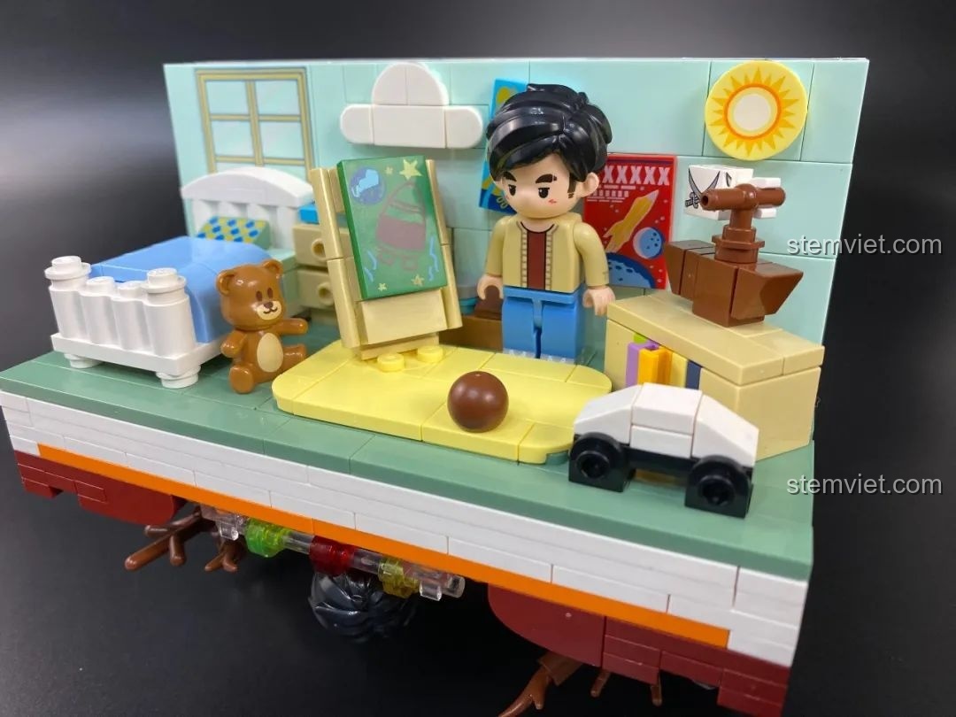 Bối cảnh phòng ngủ trong MV Nghe Lời Mẹ với giường, gấu bông và đồ chơi.