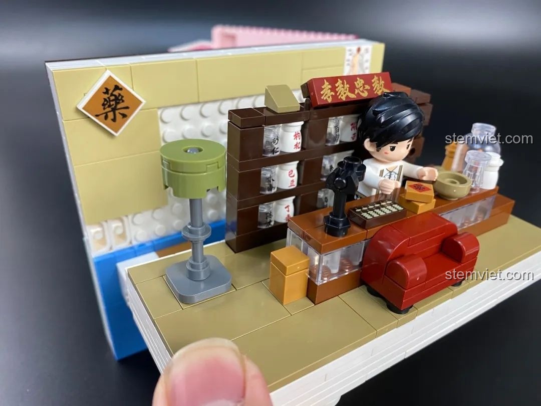 Bối cảnh tiệm thuốc Bản Thảo Cương Mục hoàn chỉnh với minifigure.