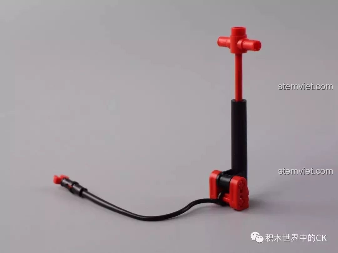 Cận cảnh chiếc bơm xe mini có thể kéo dài và thu gọn, thể hiện sự chi tiết của bộ đồ chơi lắp ghép.