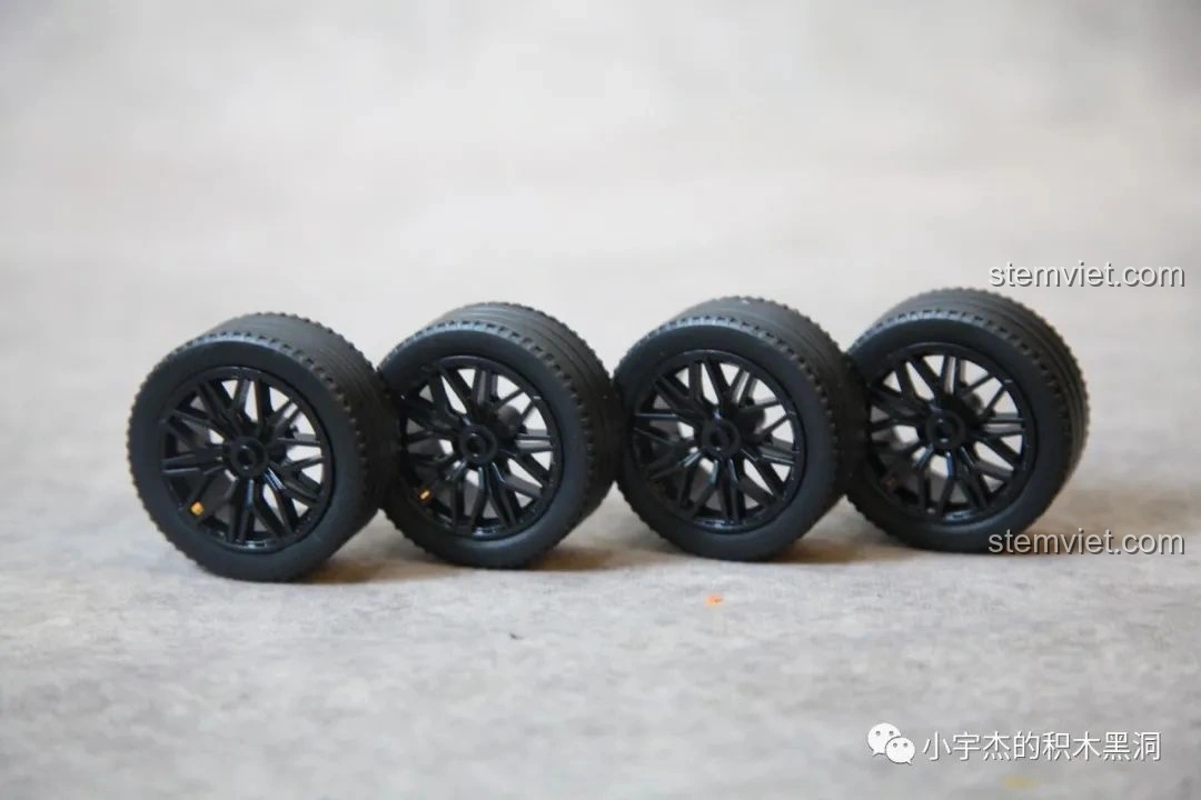 Bốn bánh xe của bộ lắp ráp Lamborghini Sián FKP 37 Cyberpunk MK6002 được xếp thẳng hàng, sẵn sàng cho việc lắp ráp.