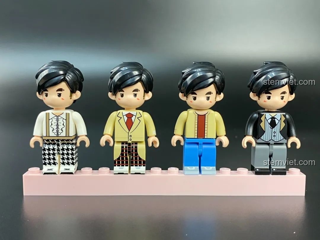 Bốn minifigure Châu Kiệt Luân từ các MV khác nhau trong bộ lắp ráp Keeppley DZ0155.