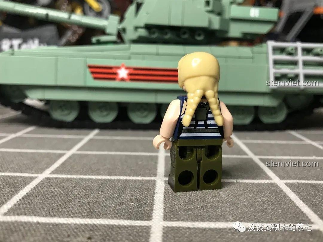 Bốn minifigure lính tăng Nga trong bộ Jiazhi 0101 với quân phục rằn ri chi tiết.