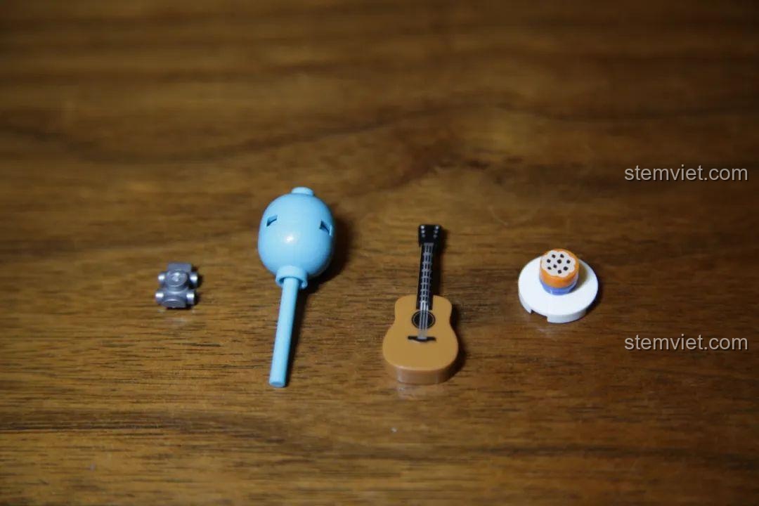 Bốn nhân vật minifigure của bộ Bến Tàu Làng Chài: người câu cá, nhân viên phục vụ, nhạc công và du khách.