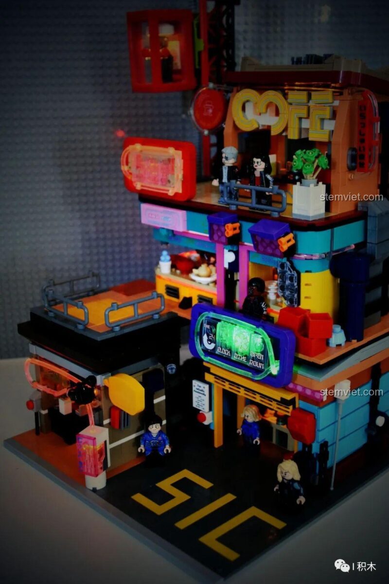 Toàn cảnh khu phố Cyberpunk được lắp ráp từ nhiều bộ BrickCool, bao gồm Quán Cà Phê Góc Phố Cyberpunk 001, có đèn LED rực rỡ.