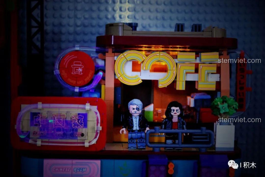 Minifigure đứng trước biển hiệu cafe rực rỡ đèn LED của bộ đồ chơi BrickCool KS002 Cửa hàng Sushi Cyberpunk, đồ chơi lắp ghép cho trẻ 6 tuổi.