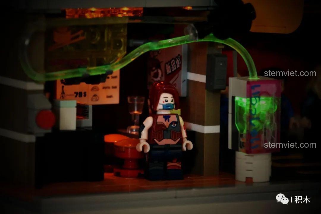 Minifigure bên cạnh ống đèn xanh độc đáo của bộ đồ chơi BrickCool KS002 Cửa hàng Sushi Cyberpunk, đồ chơi lắp ghép giá tốt, đáng tiền.
