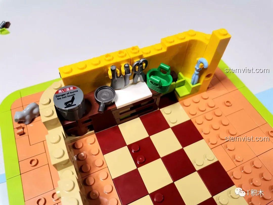 Khu vực bếp đang được lắp ráp trong bộ BrickCool KS003 Nhà hàng Trung Hoa Cyberpunk, đồ chơi xây dựng phố đêm cyberpunk, với các chi tiết nội thất ban đầu.