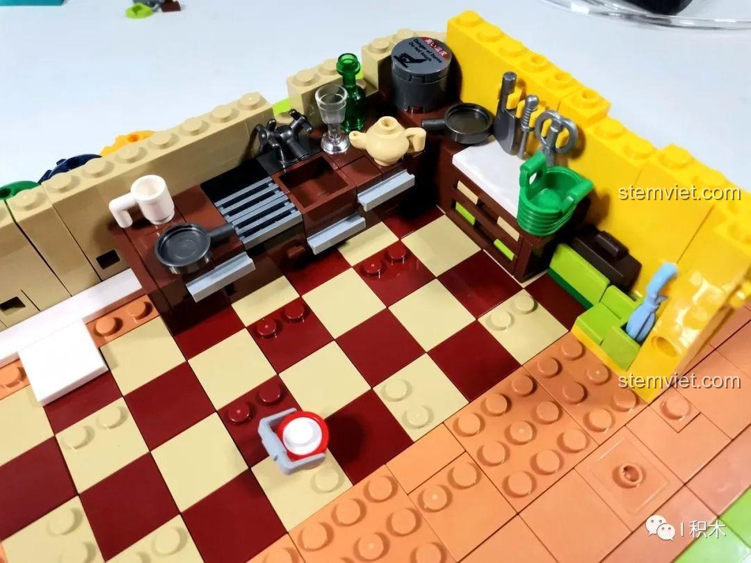 Khu vực bếp hoàn thiện hơn với nhiều vật dụng, thể hiện sự tỉ mỉ trong thiết kế của bộ lắp ghép BrickCool KS003 Nhà hàng Trung Hoa Cyberpunk.