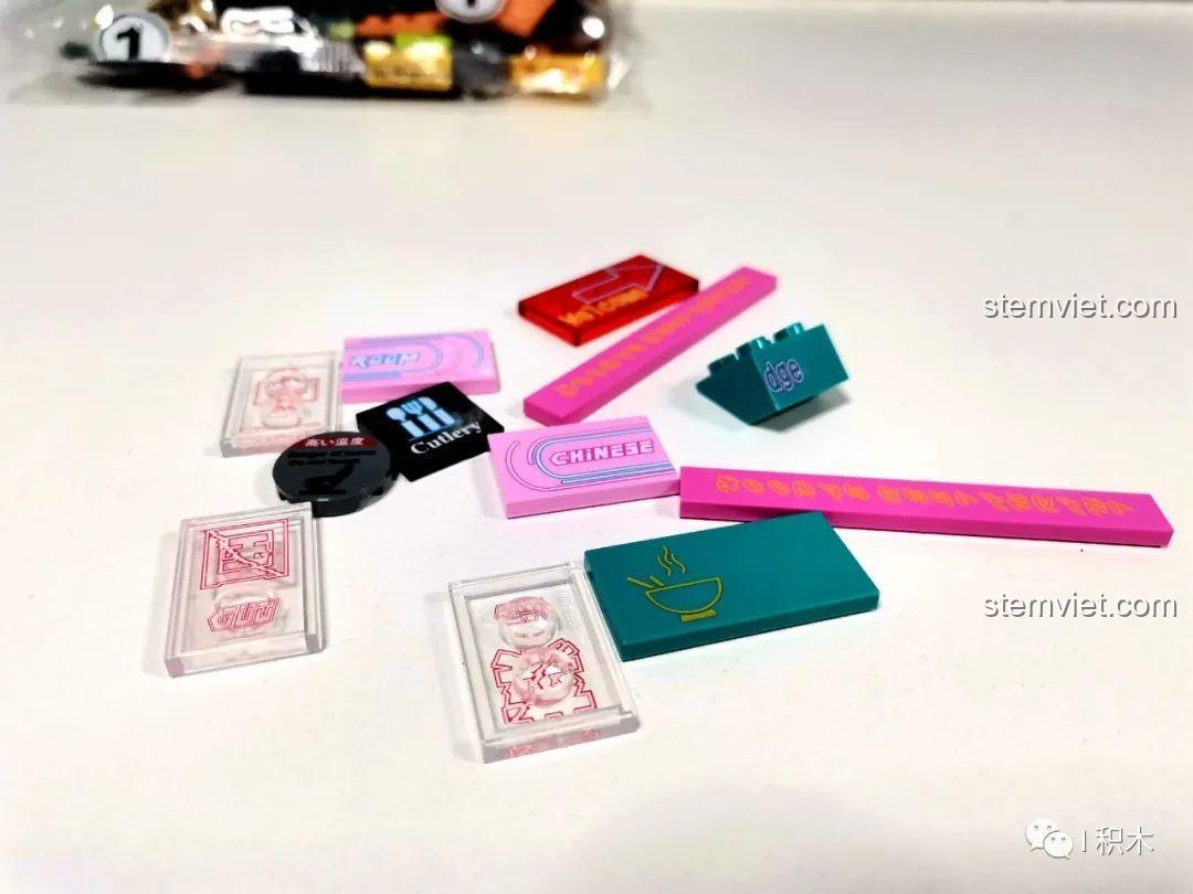 Các chi tiết in ấn độc đáo của bộ lắp ghép BrickCool KS003 Nhà hàng Trung Hoa Cyberpunk, đồ chơi mô hình góc phố cyberpunk, mang lại vẻ đẹp chân thực.