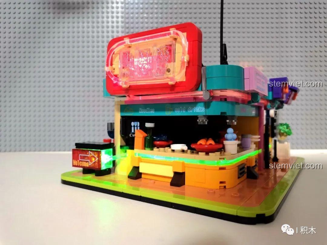 Hiệu ứng đèn LED neon màu đỏ trên biển hiệu của Nhà hàng Trung Hoa Cyberpunk BrickCool KS003, bộ lắp ghép KS003, nổi bật trong đêm.