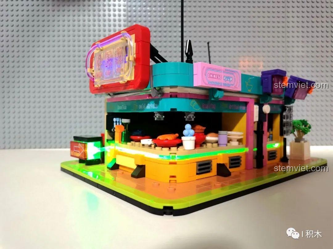 Hiệu ứng đèn LED neon màu tím trên biển hiệu của Nhà hàng Trung Hoa Cyberpunk BrickCool KS003, bộ lắp ghép kiến trúc cyberpunk, tạo không gian huyền ảo.