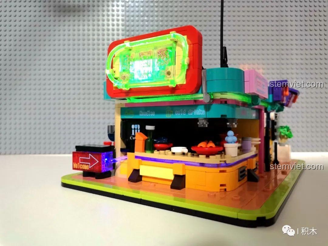 Hiệu ứng đèn LED neon màu xanh lá cây trên biển hiệu của Nhà hàng Trung Hoa Cyberpunk BrickCool KS003, đồ chơi mô hình góc phố cyberpunk, mang lại vẻ đẹp độc đáo.
