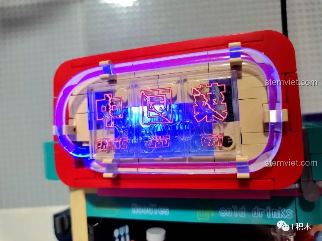 Hiệu ứng đèn LED neon màu xanh dương trên biển hiệu của Nhà hàng Trung Hoa Cyberpunk BrickCool KS003, đồ chơi xây dựng phố đêm cyberpunk, tạo không khí tương lai.