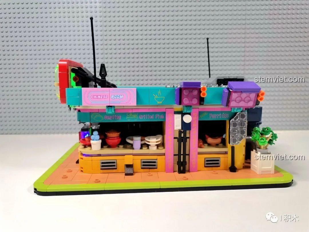 Mô hình Nhà hàng Trung Hoa Cyberpunk BrickCool KS003 hoàn chỉnh nhìn từ bên cạnh, bộ lắp ghép KS003, thể hiện các chi tiết kiến trúc độc đáo.