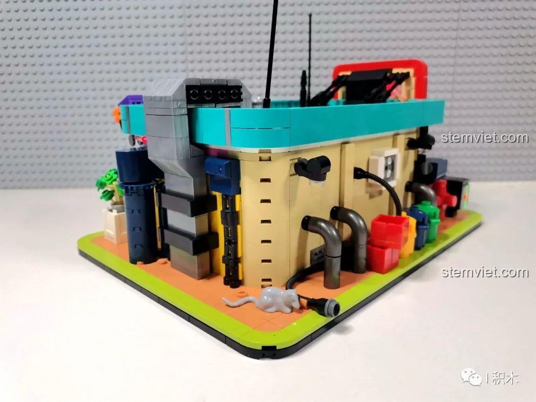 Mặt sau của mô hình Nhà hàng Trung Hoa Cyberpunk BrickCool KS003 hoàn chỉnh, đồ chơi mô hình góc phố cyberpunk, với hệ thống ống dẫn phức tạp.