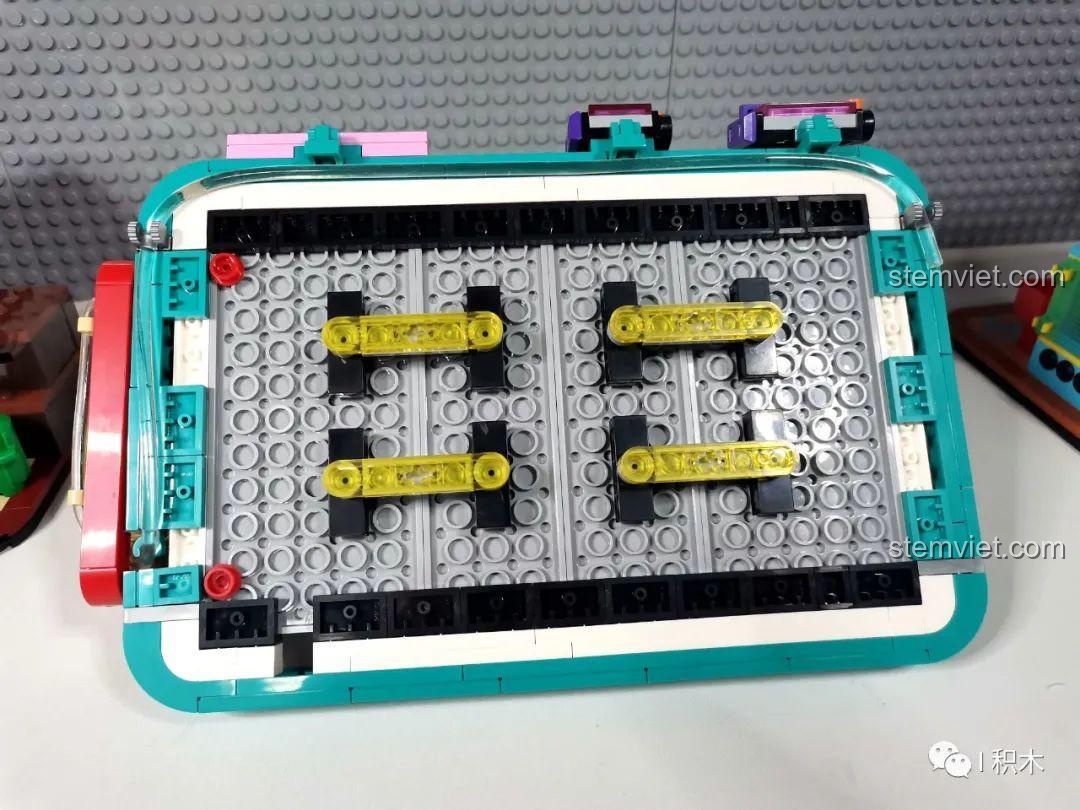 Mặt dưới của mái nhà mô hình Nhà hàng Trung Hoa Cyberpunk BrickCool KS003, bộ lắp ghép kiến trúc cyberpunk, với các thanh đỡ và chi tiết kỹ thuật.