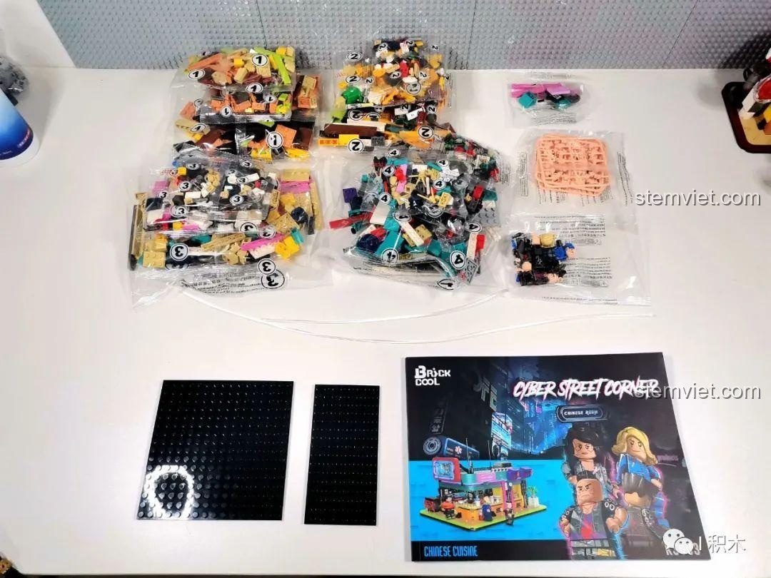 Các túi mảnh ghép và đế lắp ráp của bộ BrickCool KS003 Nhà hàng Trung Hoa Cyberpunk, đồ chơi xây dựng phố đêm cyberpunk, sẵn sàng cho trải nghiệm lắp ráp.