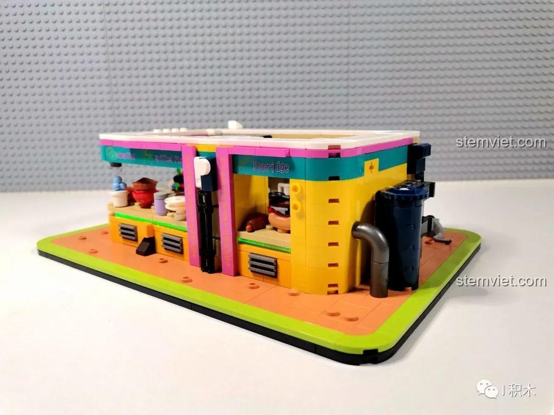 Mặt bên của mô hình Nhà hàng Trung Hoa Cyberpunk BrickCool KS003, bộ lắp ghép KS003, với các chi tiết cửa sổ và ống dẫn.