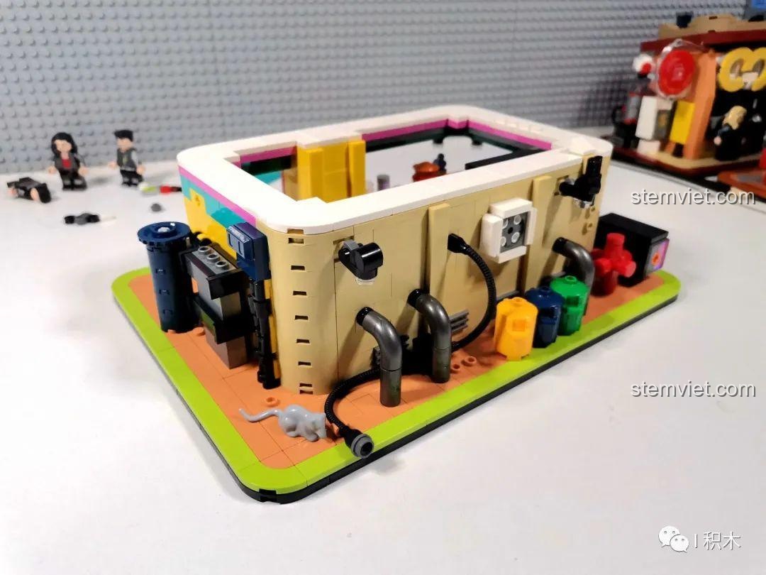 Mặt sau của mô hình Nhà hàng Trung Hoa Cyberpunk BrickCool KS003, đồ chơi mô hình góc phố cyberpunk, với các chi tiết ống dẫn và hộp điện.