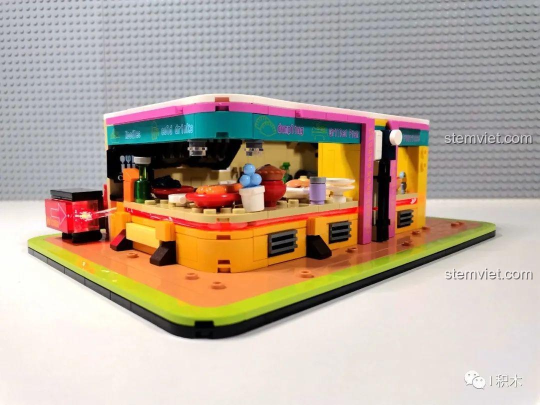 Mặt trước của mô hình Nhà hàng Trung Hoa Cyberpunk BrickCool KS003, đồ chơi xây dựng phố đêm cyberpunk, với quầy bar và các chi tiết trang trí.