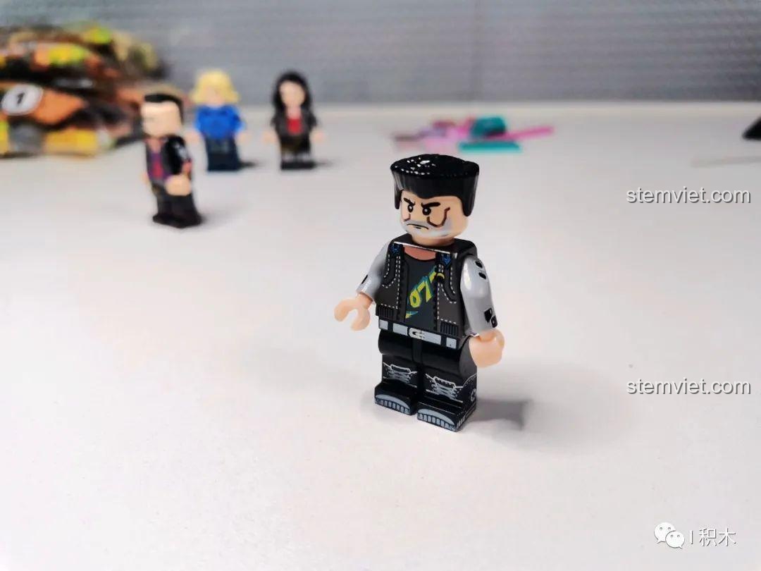 Cận cảnh minifigure với lỗi cánh tay, cho thấy chi tiết in ấn không hoàn chỉnh, một điểm cần lưu ý khi mua bộ lắp ghép BrickCool KS003.