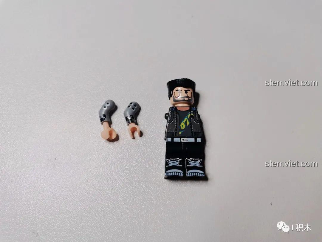 Minifigure với lỗi in cánh tay trong bộ BrickCool KS003 Nhà hàng Trung Hoa Cyberpunk, bộ lắp ghép KS003, một chi tiết nhỏ trong quá trình sản xuất.