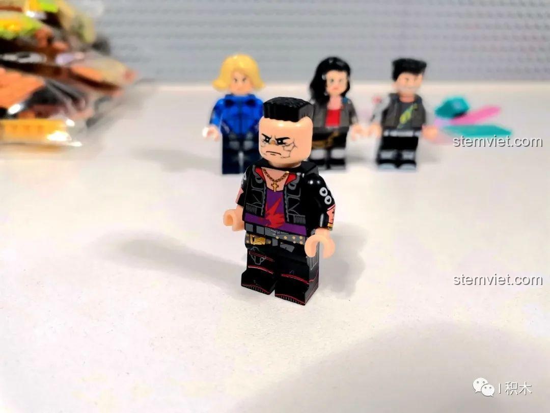 Cận cảnh một minifigure nam trong bộ BrickCool KS003 Nhà hàng Trung Hoa Cyberpunk, bộ lắp ghép kiến trúc cyberpunk, thể hiện chi tiết in ấn trên trang phục.