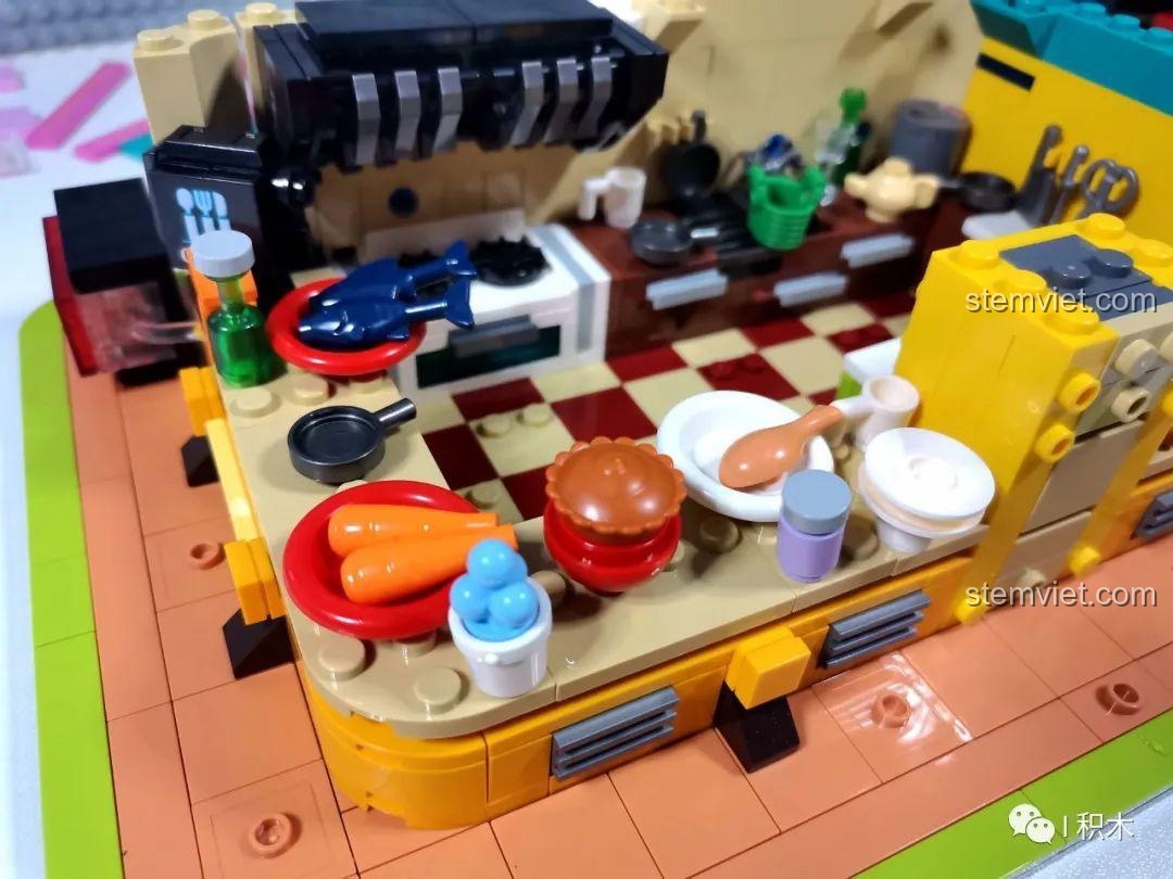 Các món ăn và đồ uống nhỏ xinh trong bộ BrickCool KS003 Nhà hàng Trung Hoa Cyberpunk, bộ lắp ghép KS003, tăng thêm sự sống động cho mô hình.