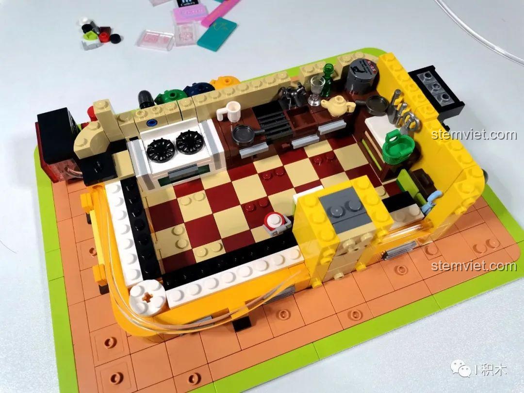 Tiến độ lắp ráp tầng một của bộ BrickCool KS003 Nhà hàng Trung Hoa Cyberpunk, bộ lắp ghép kiến trúc cyberpunk, với các bức tường và sàn nhà.