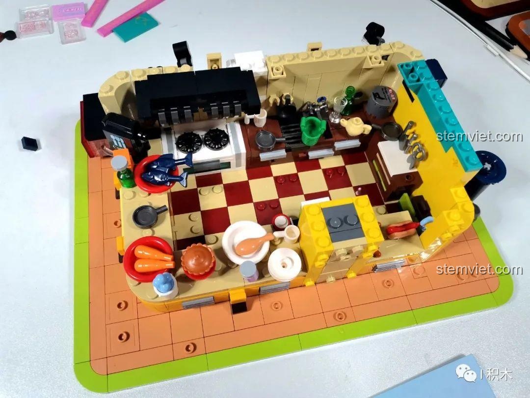 Tầng một của Nhà hàng Trung Hoa Cyberpunk BrickCool KS003 gần hoàn thiện, đồ chơi xây dựng phố đêm cyberpunk, với quầy bar và các chi tiết trang trí.