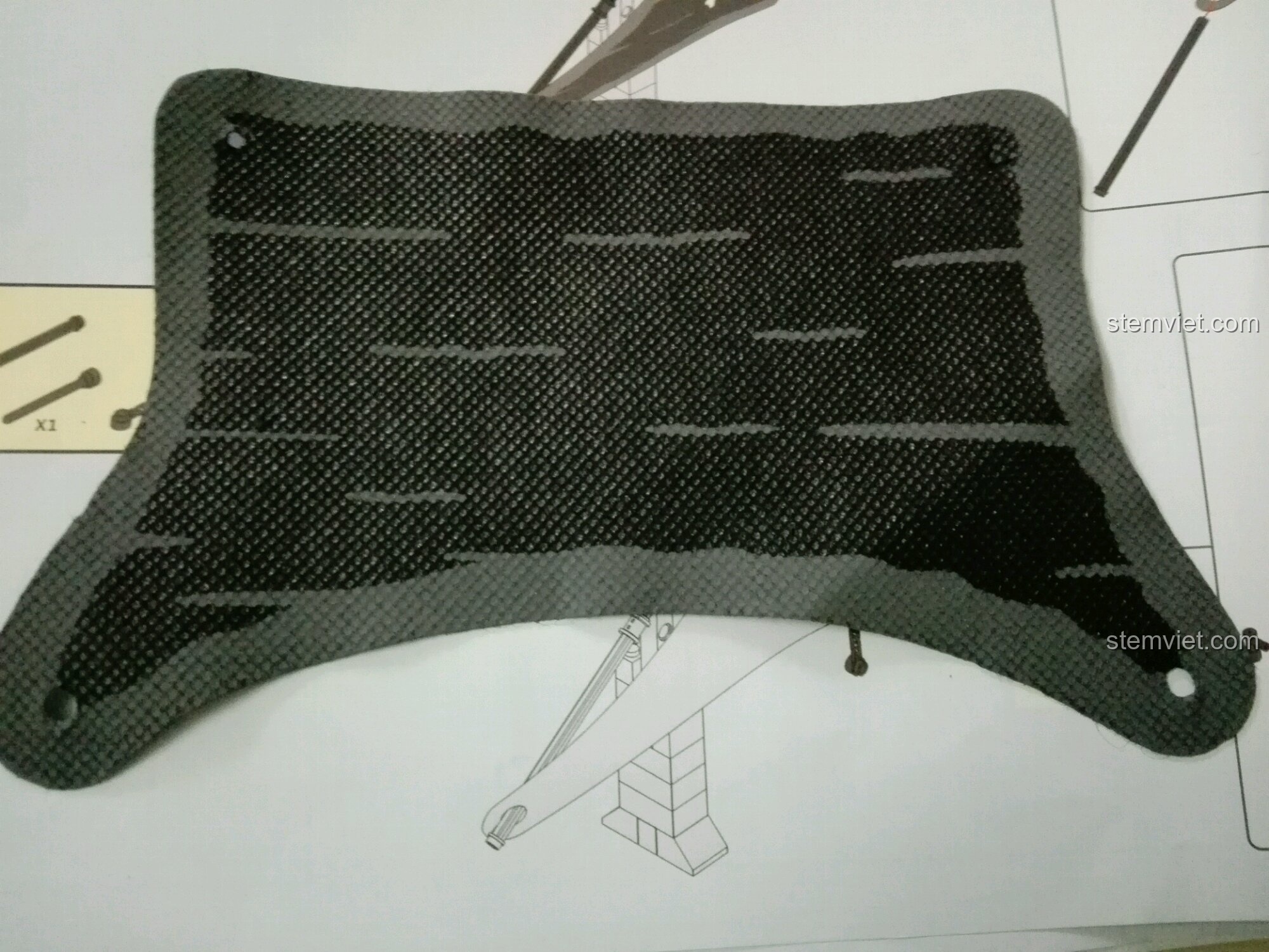 Quá trình buộc dây cho cánh buồm của tàu GUDI 9115, cho thấy sự phức tạp của công đoạn này.