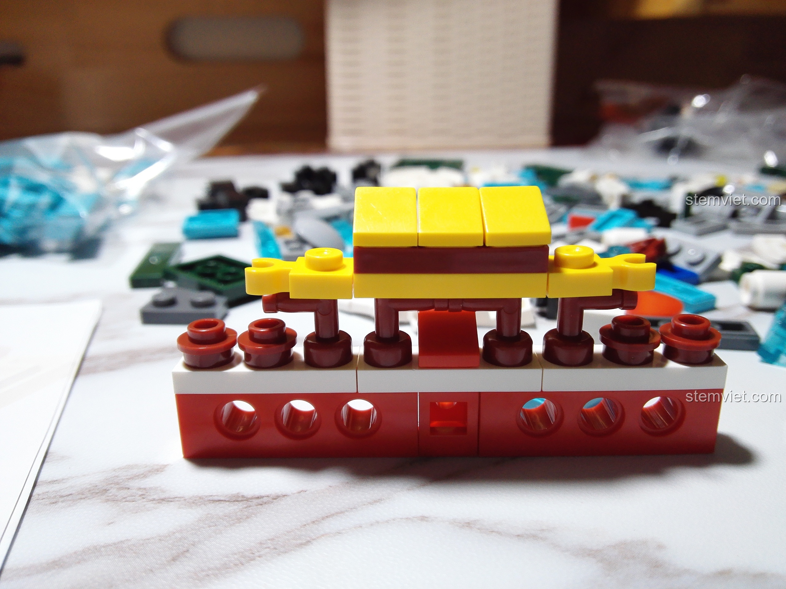 Bước lắp ráp bộ PanlosBrick 656001 Mô hình Bắc Kinh, tạo hình kiến trúc mái đỏ vàng.