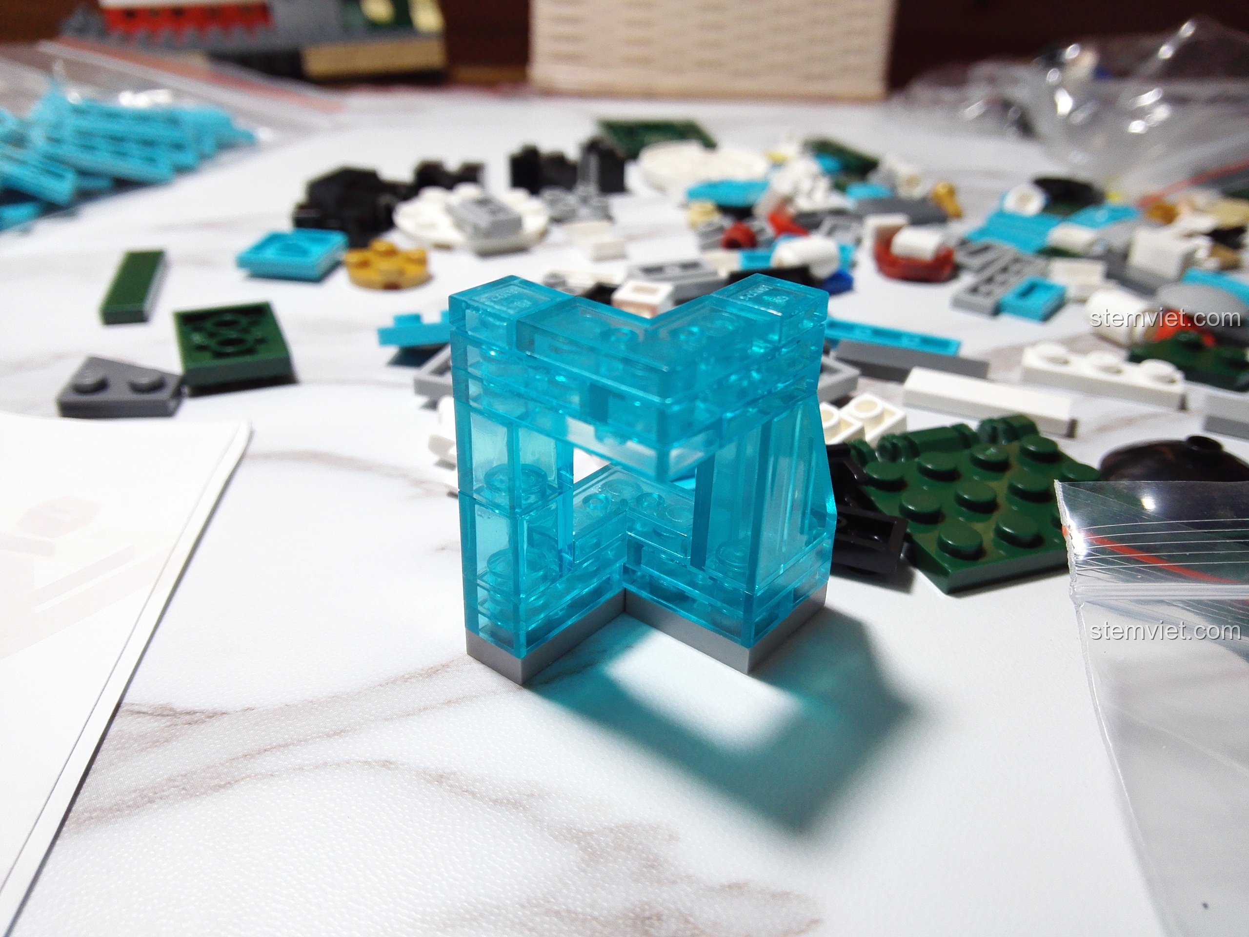 Bước lắp ráp bộ PanlosBrick 656001 Mô hình Bắc Kinh, sử dụng mảnh ghép trong suốt màu xanh.