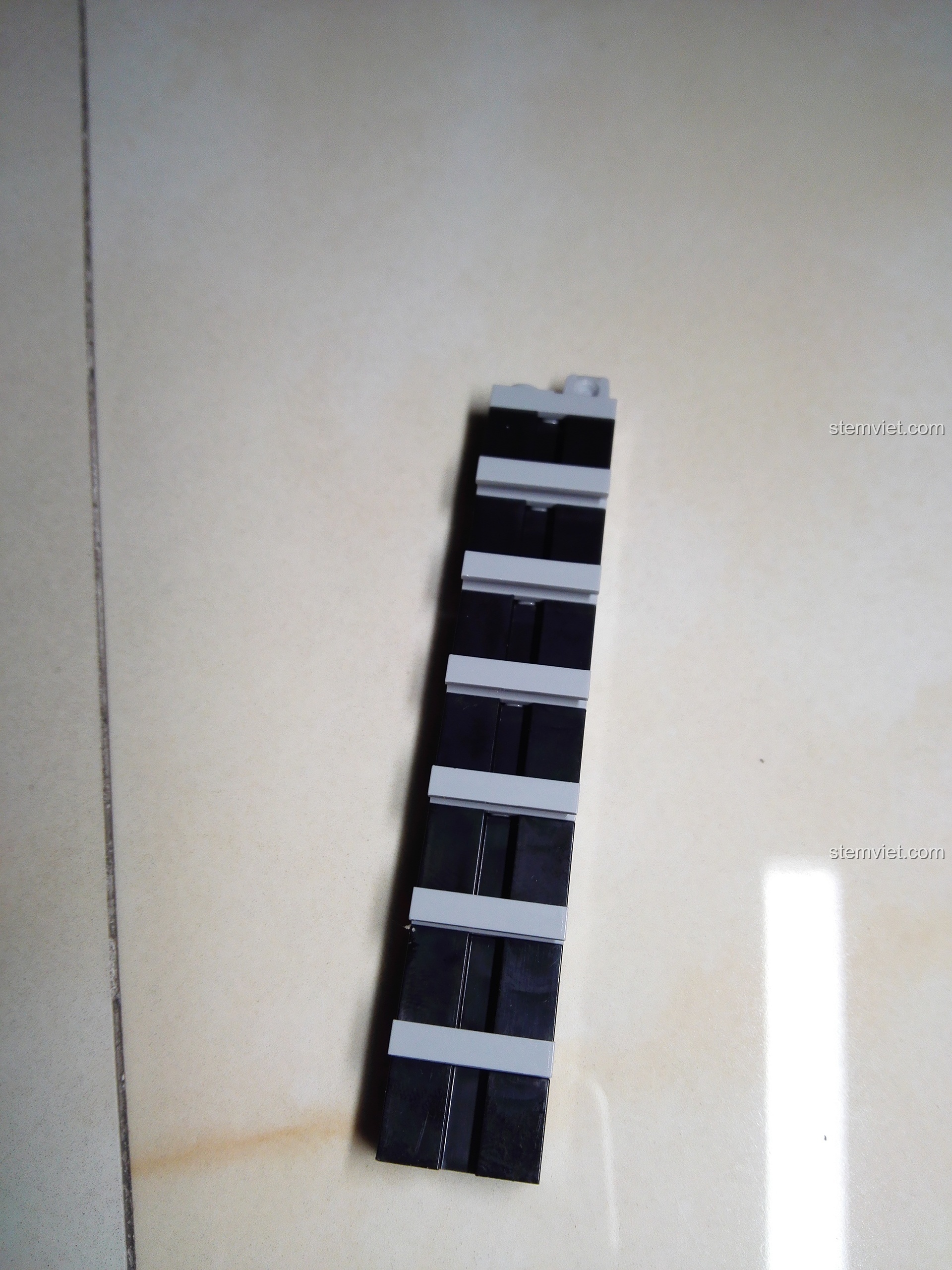 Bước lắp ráp bộ PanlosBrick 656001 Mô hình Bắc Kinh, ghép các thanh đen tạo hình kiến trúc.