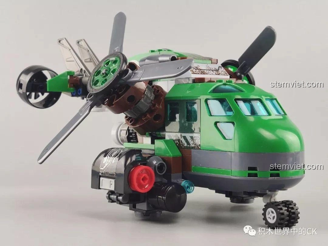 Cận cảnh buồng lái của mô hình trực thăng Winner 5101 Trực thăng Đại bàng Xanh, với kính chắn gió màu xanh.