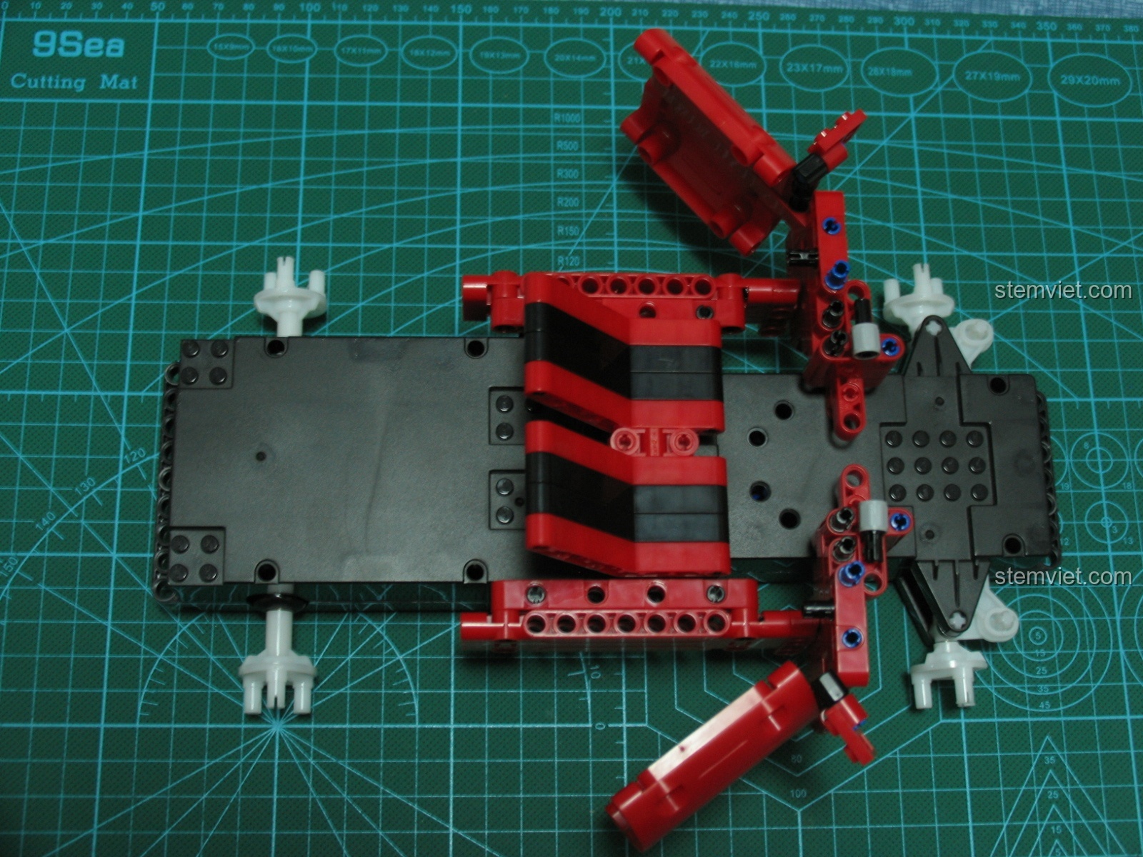 Buồng lái xe bán tải CaDA C51005 nhìn từ trên xuống, cho thấy cấu trúc bên trong và các chi tiết ghế ngồi, vô lăng.