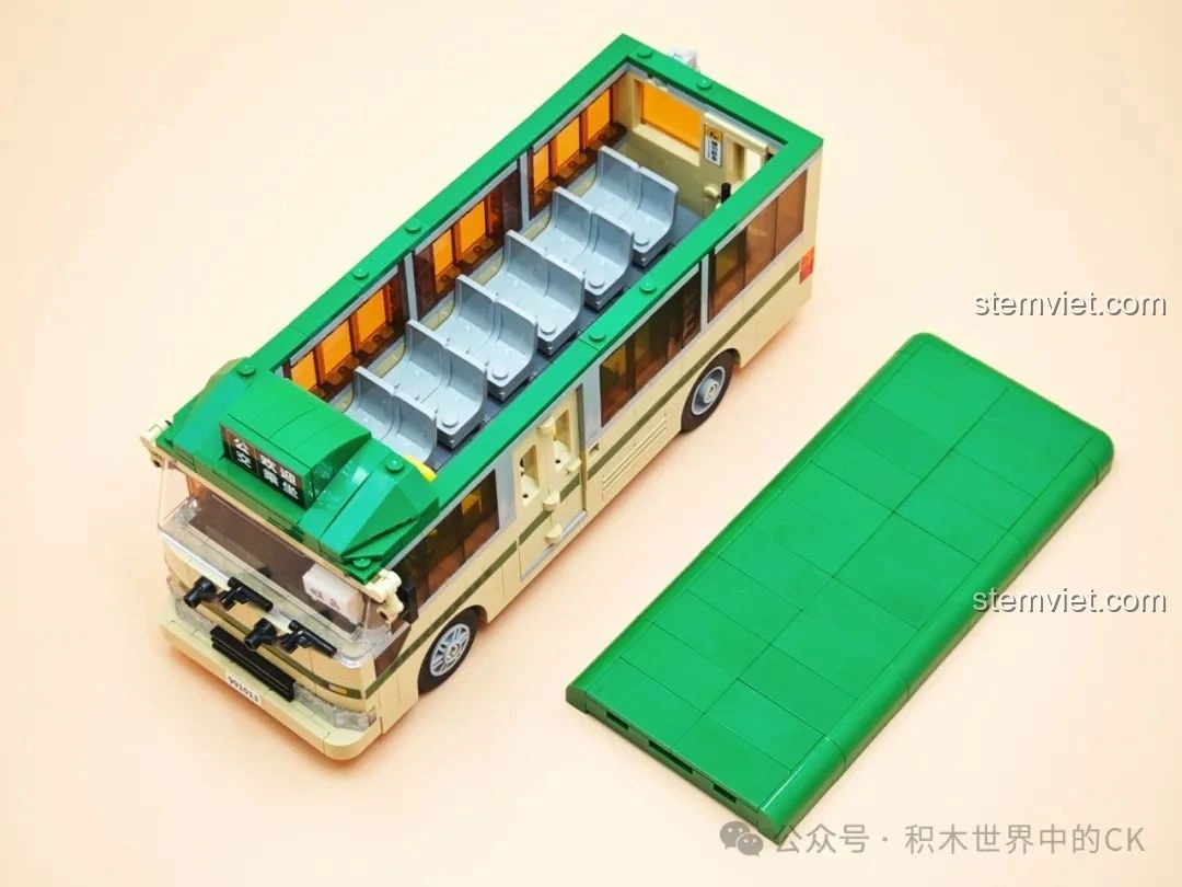 Cận cảnh buồng lái của mô hình ZheGao 991013 Xe Buýt Cổ Điển Hồng Kông, với vô lăng và bảng điều khiển.