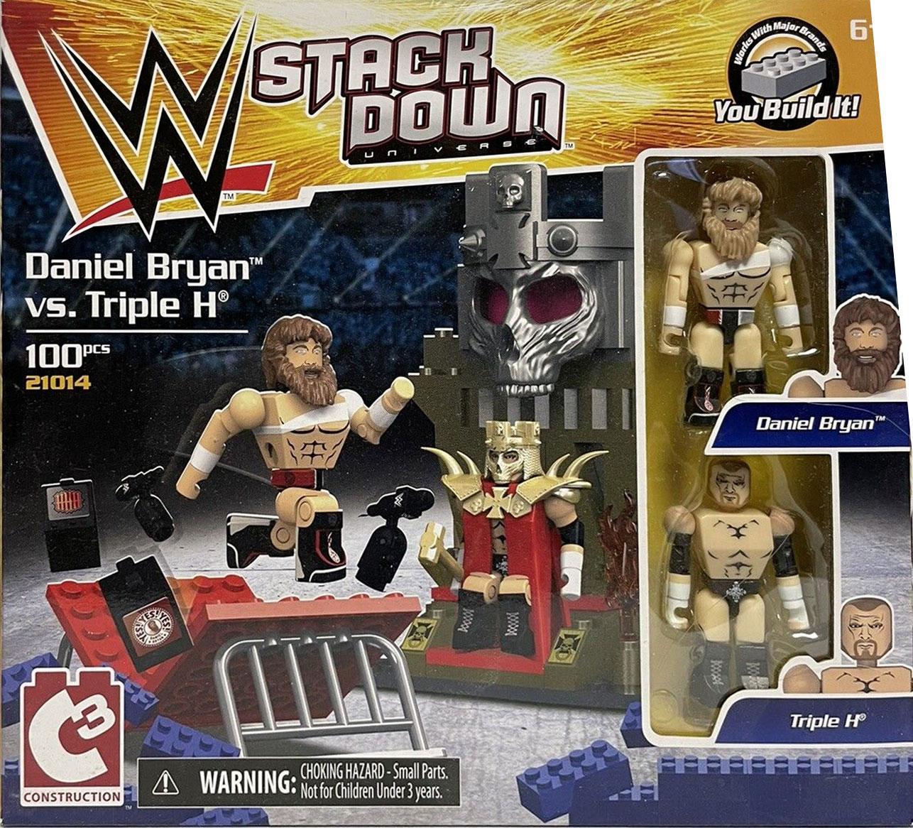 Hộp đồ chơi mô hình Sàn đấu WWE C3 21014 với 2 figure Daniel Bryan và Triple H. Bộ lắp ghép 100 mảnh cho bé trai 6 tuổi.