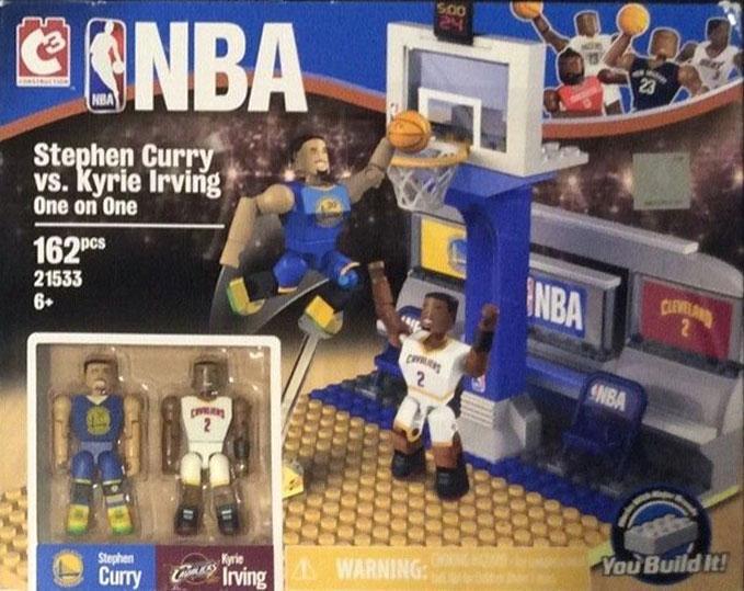 Hộp sản phẩm bộ lắp ghép Sân bóng rổ mini C3 21533 với figure Stephen Curry và Kyrie Irving, đồ chơi cho bé trai 6 tuổi.