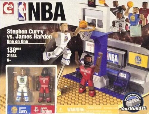 Hộp đồ chơi lắp ráp C3 21534 sân bóng rổ NBA Stephen Curry vs James Harden cho bé trai 6 tuổi.