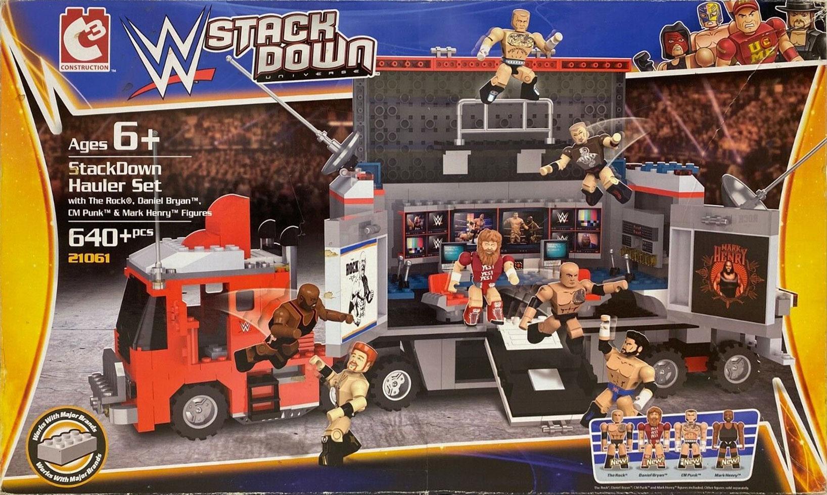 Mặt trước hộp bộ lắp ráp Xe Tải Sân Đấu WWE C3 Construction 21061 cho bé trai 6 tuổi, gồm 640 mảnh và 4 nhân vật The Rock, CM Punk.