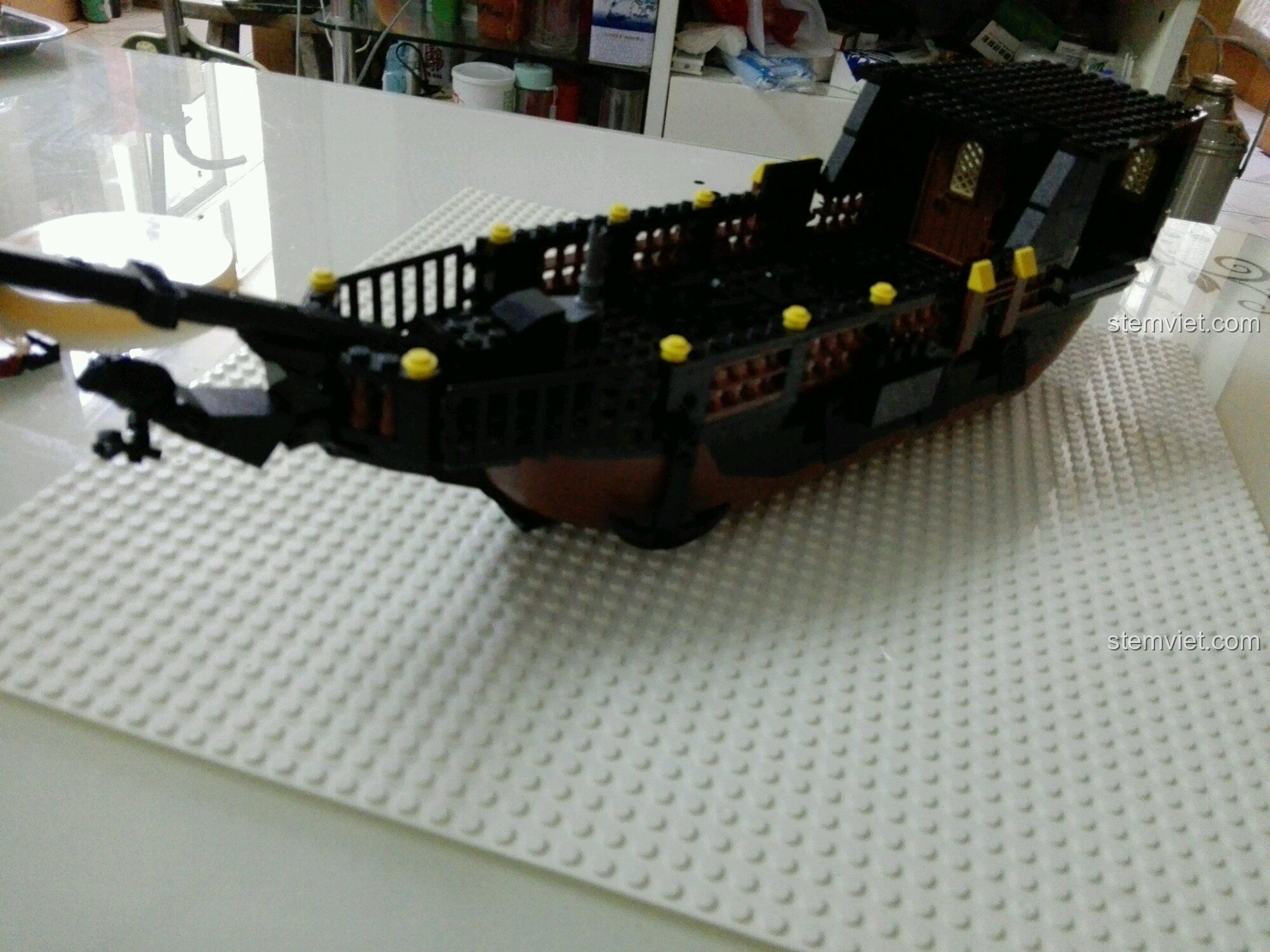 Phần cabin phía sau của tàu GUDI 9115 đã được hoàn thiện với mái che và cửa sổ.