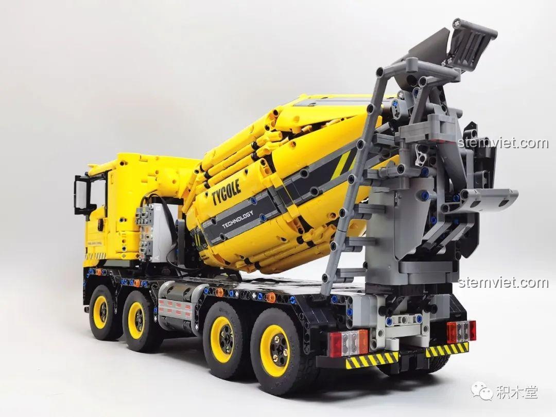 Cabin xe của mô hình Xe Trộn Bê Tông Tycole T4005 có thể lật về phía trước, lộ ra khoang động cơ.