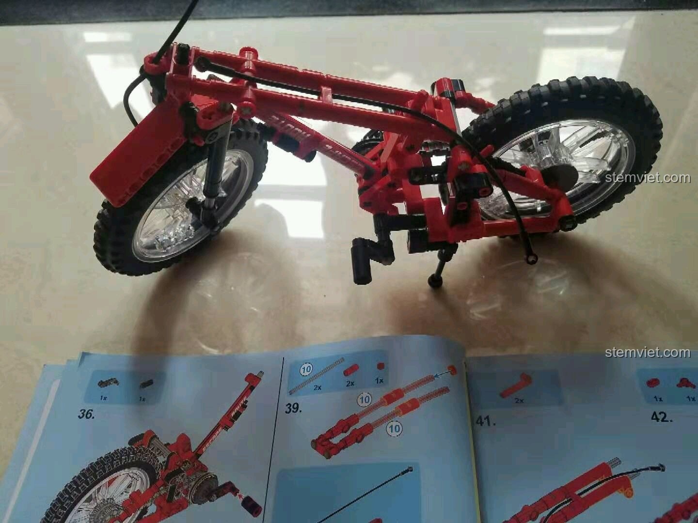 Các bộ phận chính của xe đạp Sembo 703302: khung, bánh trước, bánh sau, được đặt riêng lẻ.