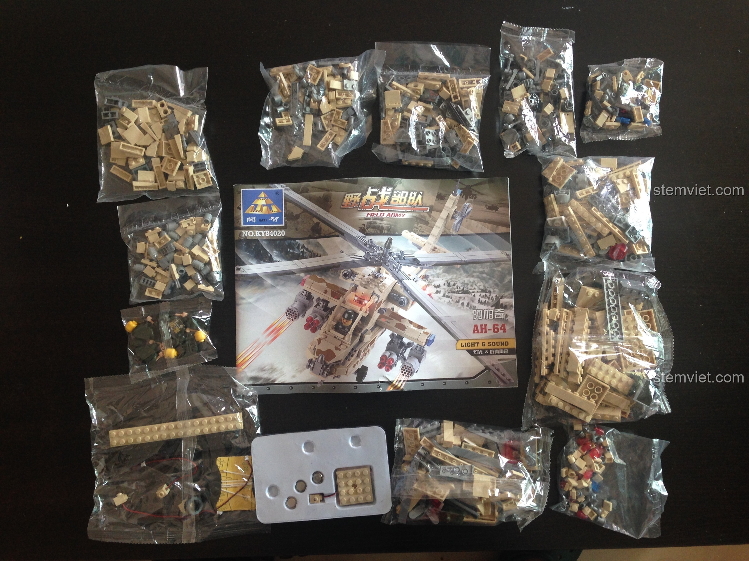 Toàn bộ các túi mảnh ghép, sách hướng dẫn và bộ đèn của đồ chơi xây dựng KAZI KY84020 được bày ra trước khi lắp ráp.