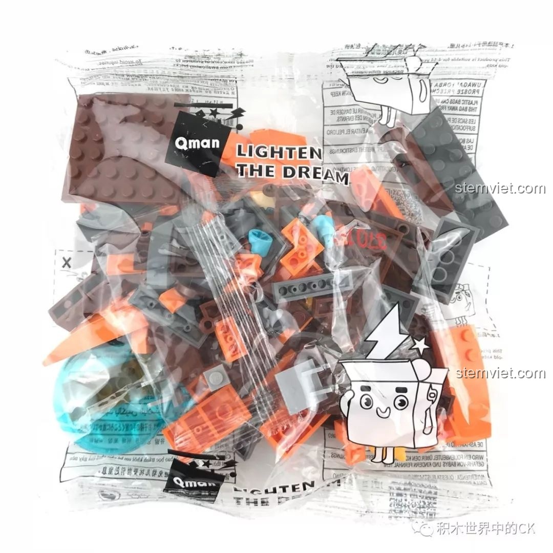 Túi đựng các chi tiết lắp ráp của bộ QMAN 3701 Tàu Cá Mập Hổ, một món đồ chơi mô hình 3702 giá hời.